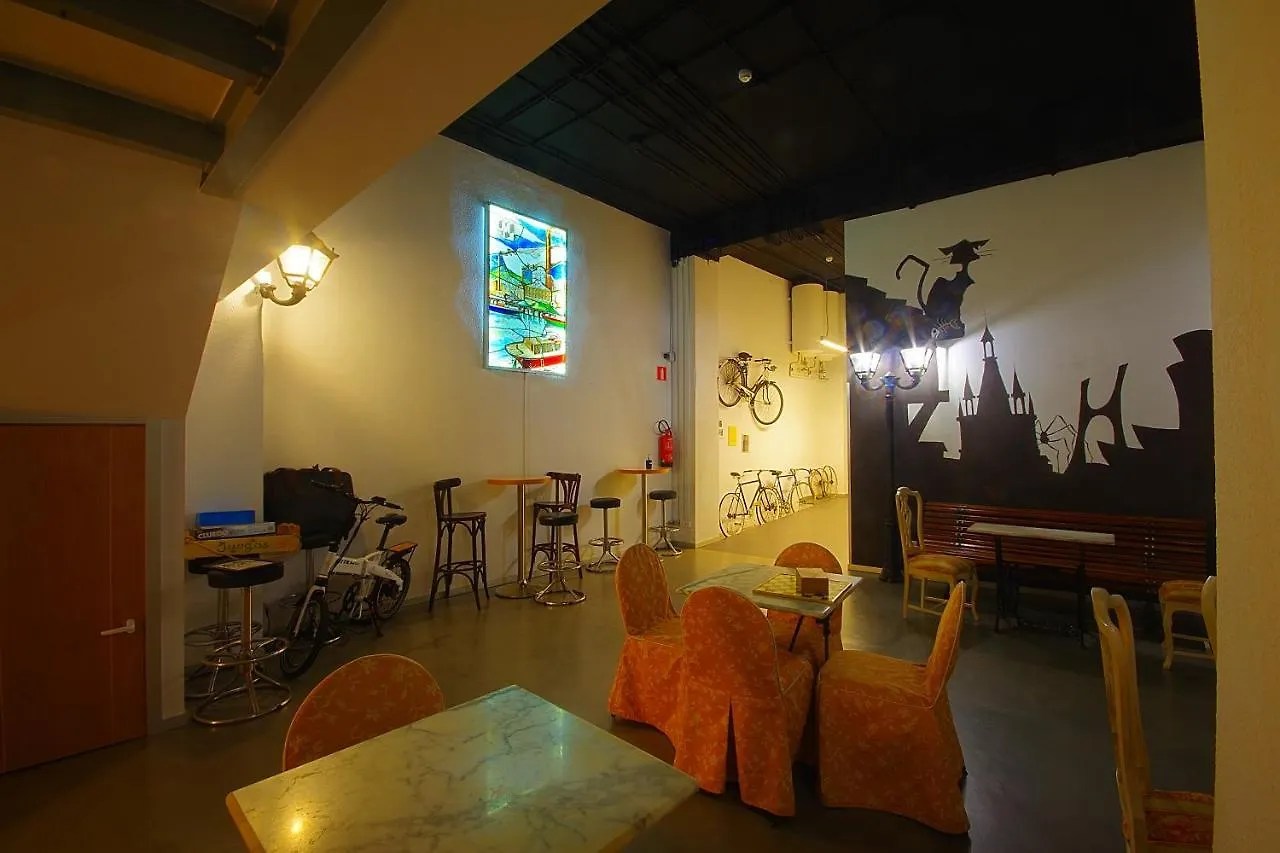 All Iron Hostel Бильбао