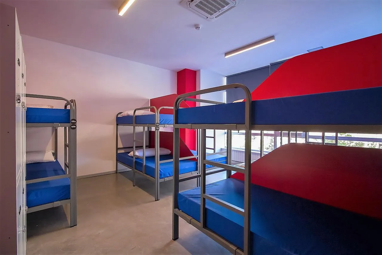 All Iron Hostel Бильбао
